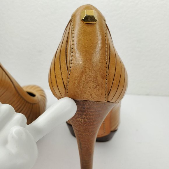 BCBG Maxazaria Tan Leather Heels EUC - Picture 14 of 16